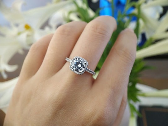 Bí quyết chọn nhẫn cầu hôn vừa tay bạn gái (1)