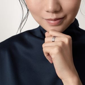 Nhẫn Cartier Love Chế Tác Vàng Trắng 18K Hong Kong Bản Lớn 5-5mm (5)