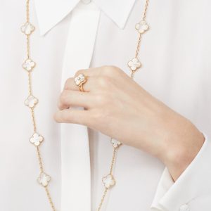 Nhẫn Van Cleef & Arpels Vintage Alhambra Xà Cừ Kim Cương Vàng Vàng 18K