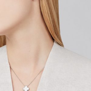 Vòng Cổ Van Cleef & Arpels Alhambra Chế Tác Mặt Khảm Trai MOP (1)