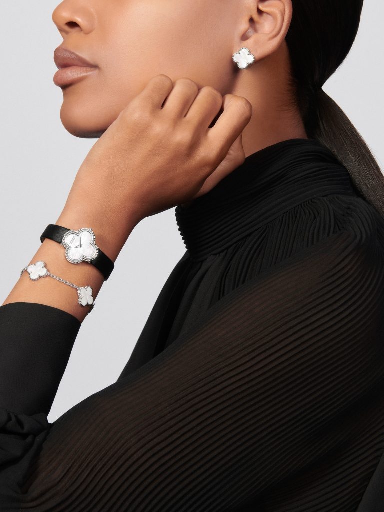 Vòng Tay Van Cleef & Arpels Alhambra Vàng Trắng 5 Họa Tiết Xà Cừ Trắng (1)