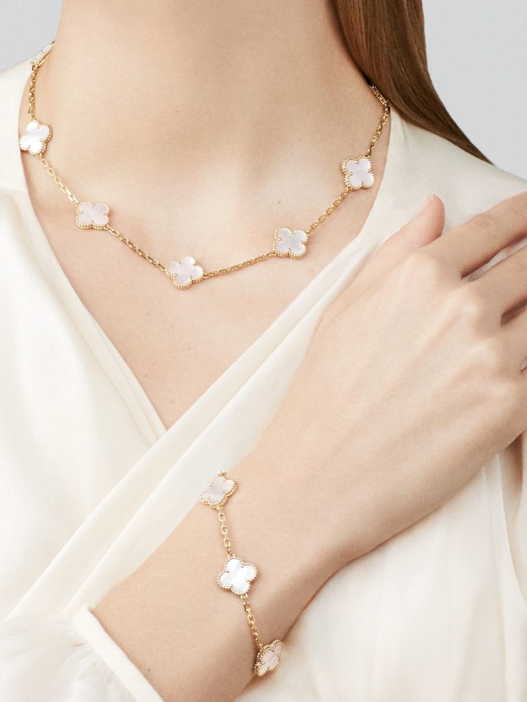 Vòng Tay Van Cleef & Arpels Alhambra Vàng Vàng 5 Họa Tiết Xà Cừ Trắng (1)
