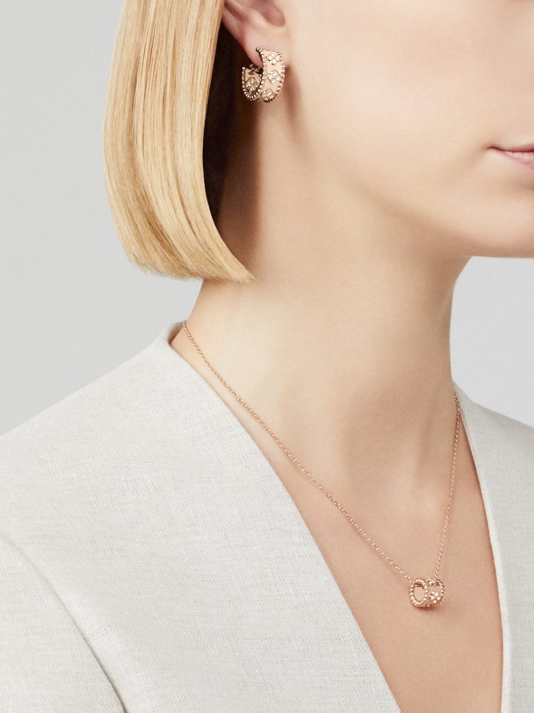 Bông Tai Van Cleef & Arpels Perlée Clovers Hoop Vàng Hồng Kim Cương 40 Viên (1)