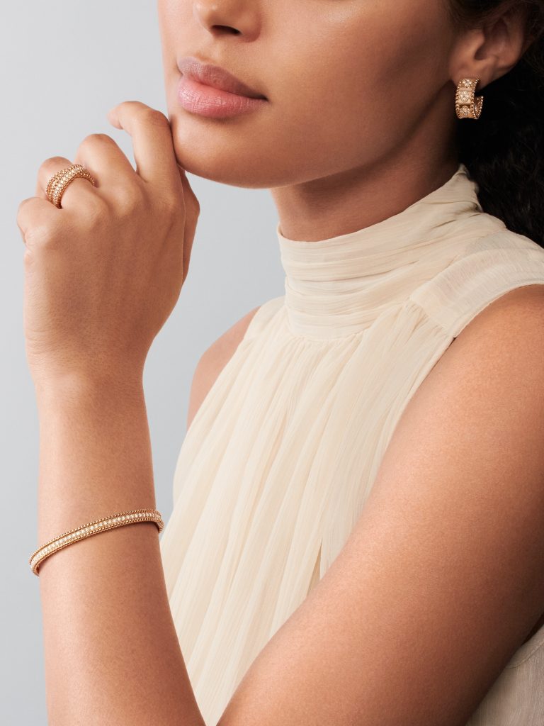 Bông Tai Van Cleef & Arpels Perlée Clovers Hoop Vàng Hồng Kim Cương 40 Viên (1)