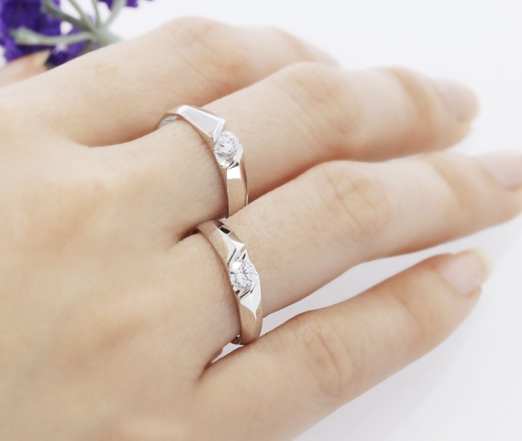 Có Nên Đeo Nhẫn Cưới Đính Đá Hay Không (1)