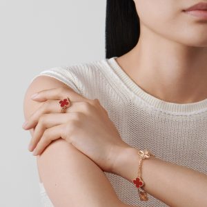 Vòng Tay Van Cleef & Arpels Abraham Ngọc Mã Não Đỏ Họa Tiết Guilloche 19cm (4)