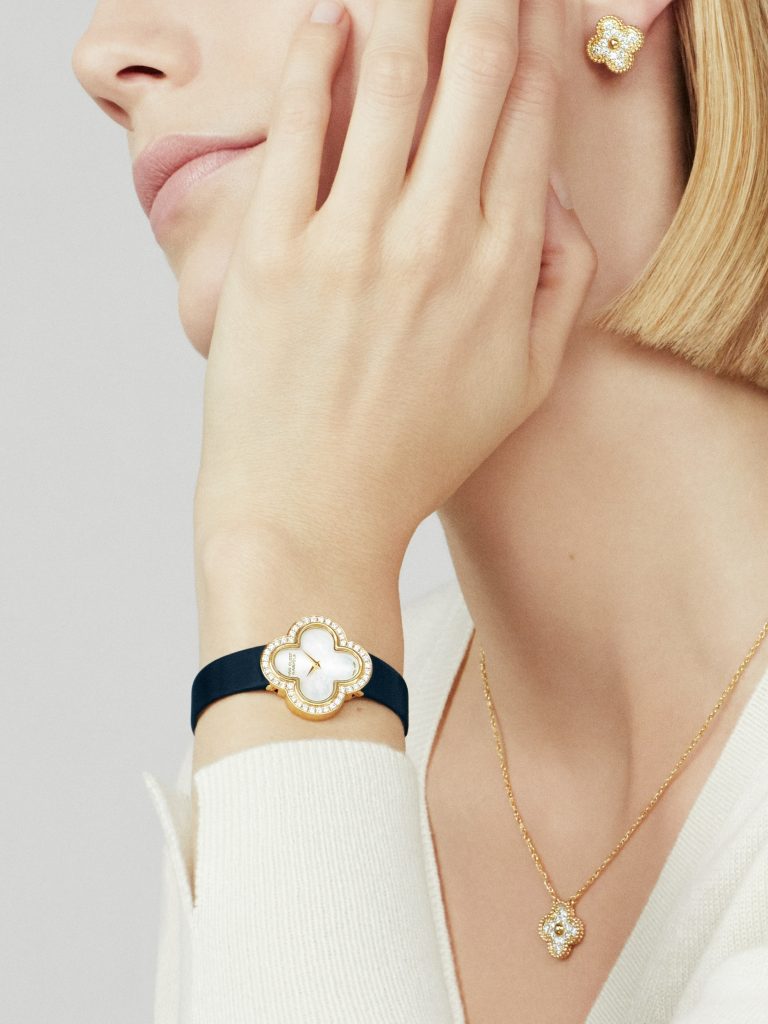 Bông Tai Van Cleef & Arpels Vàng Vàng Kim Cương Tự Nhiên Tròn 24 Viên