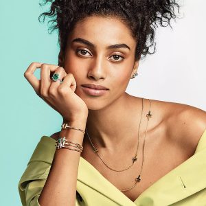 Lắc Tay Tiffany & Co T Chế Tác Vàng Vàng 18K Đá Xà Cừ Trắng Nhập Khẩu (1)