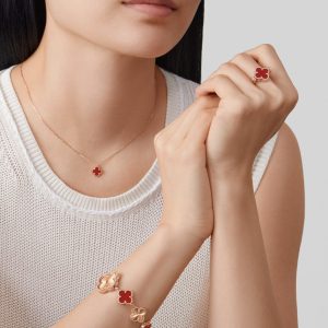 Nhẫn Van Cleef & Apels Vintage Alhambra Reversible Chế Tác Vàng 18K Kim Cương Đá Mã Não (1)