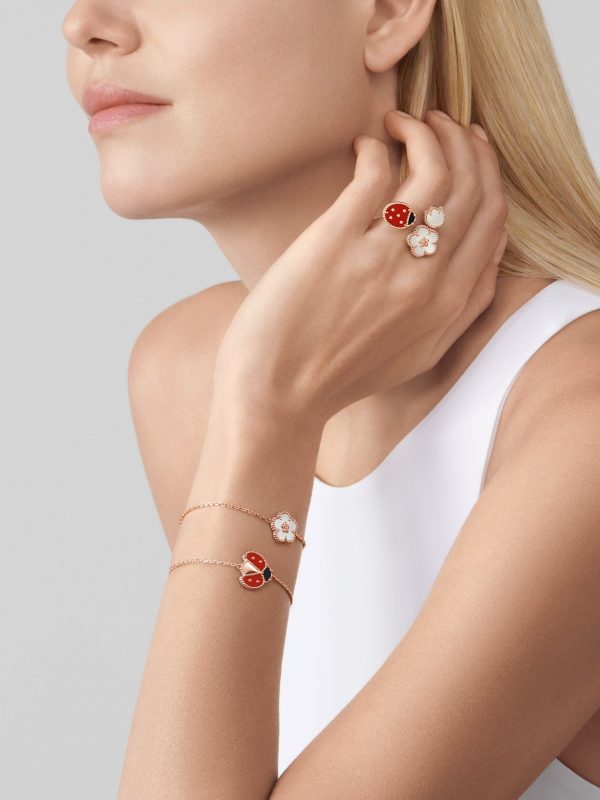 Vòng Tay Van Cleef & Apels Lucky Spring Plum Blossom Chế Tác Đá Xà Cừ Vàng 18K HK 17,5cm (3)