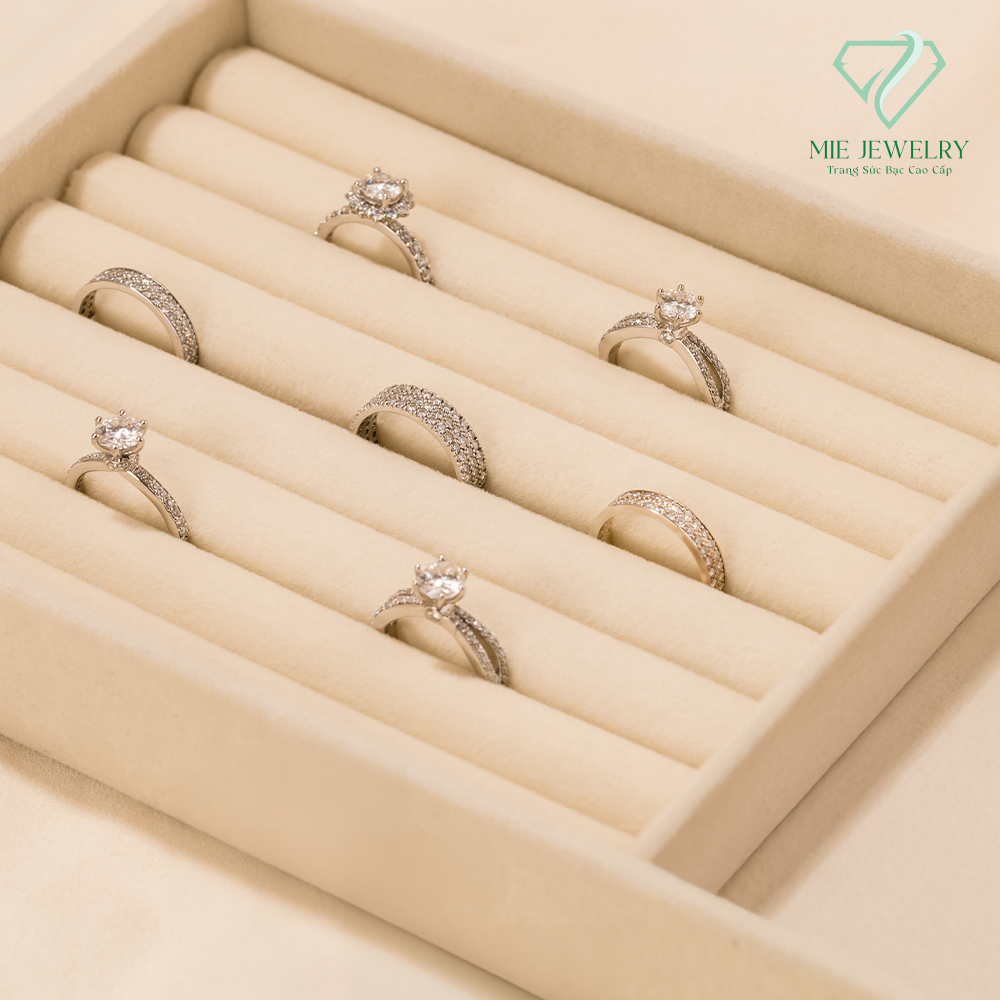 Trang Sức Bạc 925 Đính Đá Moissanite – Vẻ Đẹp Lấp Lánh Cho Tình Yêu Hiện Đại